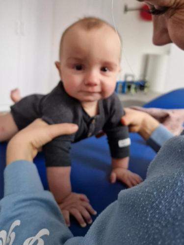 Niemowlę rozwija siłę mięśni i kontrolę postawy w ćwiczeniach podporowych. 